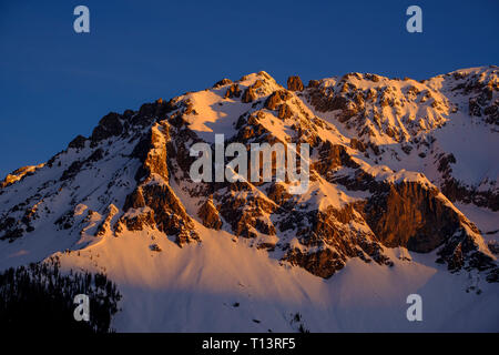 L'Austria, la Stiria, Ramsau, vista di Dachstein montagne in inverno a sunrise Foto Stock