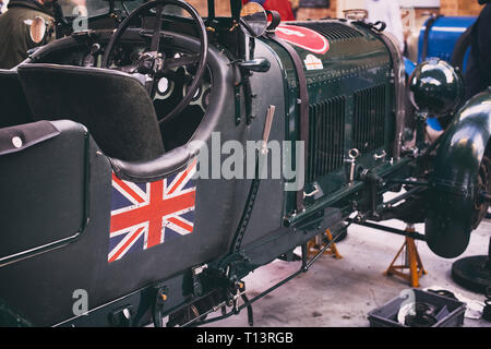 Vintage Bentley laboratorio di restauro a Bicester Heritage Centre. Oxfordshire, Inghilterra Foto Stock