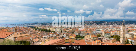 Francia, Provence-Alpes-Côte d'Azur, Nizza, città vecchia e pioggia nuvole, Vista panoramica Foto Stock