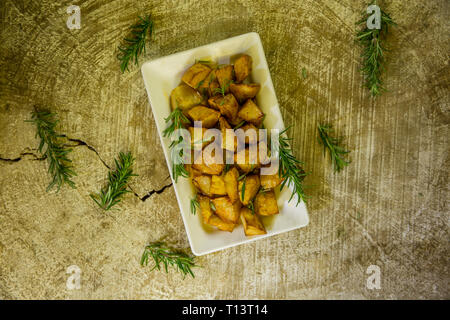 Spicchi di patate con rosmarino Foto Stock