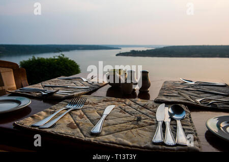 Africa, Uganda, pronto set table in un ristorante, al di sopra del canale Kazinga, Queen Elizabeth National Park Foto Stock