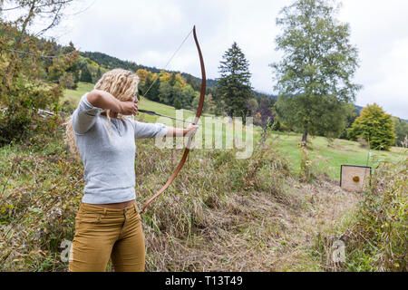 Archeress mirando con la prua sul target Foto Stock