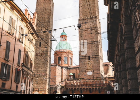 L'Italia, Bologna, facciate e le Due Torri Foto Stock