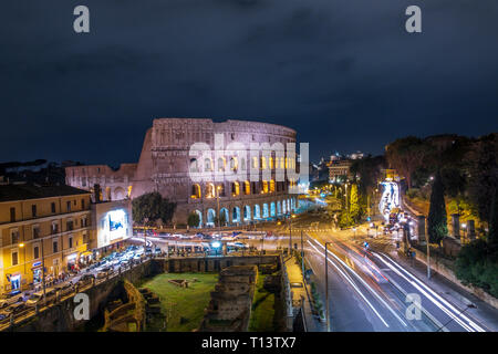Italia, Roma Colosseo di notte Foto Stock