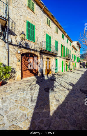 Spagna, Baleares, Mallorca, Valldemossa, ombra di alberi Foto Stock