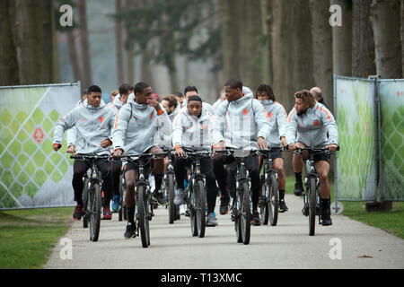 Zeist, Paesi Bassi. 23 Mar, 2019. Calcio: squadra nazionale prima del campionato europeo match di qualificazione contro i Paesi Bassi. I giocatori dei Paesi Bassi provengono per la formazione sulle biciclette. Credito: Federico Gambarini/dpa/Alamy Live News Foto Stock