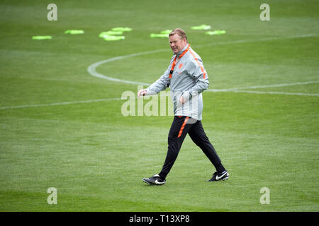 23 marzo 2019, Paesi Bassi, Zeist: Calcio: squadra nazionale prima del campionato europeo match di qualificazione contro i Paesi Bassi. Ronald Koeman, pullman di Paesi Bassi, è sulla formazione di massa. Foto: Federico Gambarini/dpa Foto Stock