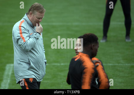 23 marzo 2019, Paesi Bassi, Zeist: Calcio: squadra nazionale prima del campionato europeo match di qualificazione contro i Paesi Bassi. Ronald Koeman, pullman di Paesi Bassi, è sulla formazione di massa. Foto: Federico Gambarini/dpa Foto Stock