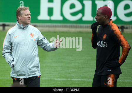 23 marzo 2019, Paesi Bassi, Zeist: Calcio: squadra nazionale prima del campionato europeo match di qualificazione contro i Paesi Bassi. Ronald Koeman, pullman di Paesi Bassi, parla al suo lettore Ryan Babel sulla formazione di massa. Foto: Federico Gambarini/dpa Foto Stock