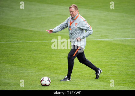 Zeist, Paesi Bassi. 23 Mar, 2019. Calcio: squadra nazionale prima del campionato europeo match di qualificazione contro i Paesi Bassi. Ronald Koeman, pullman di Paesi Bassi sulla formazione di massa. Credito: Federico Gambarini/dpa/Alamy Live News Foto Stock