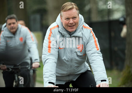 Zeist, Paesi Bassi. 23 Mar, 2019. Calcio: squadra nazionale prima del campionato europeo match di qualificazione contro i Paesi Bassi. Ronald Koeman, pullman di Paesi Bassi, giunge alla formazione su una bicicletta. Credito: Federico Gambarini/dpa/Alamy Live News Foto Stock