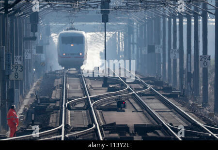 Leipzig, Germania. Xxi Mar, 2019. Il suo cammino da Berlino a Monaco di Baviera, il ghiaccio 595 passa Leipzig Airport e una via sito in costruzione. Credito: Jan Woitas/dpa-Zentralbild/dpa/Alamy Live News Foto Stock