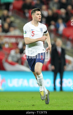 Londra, Regno Unito. 22 Mar, 2019. Michael Keane di Inghilterra durante UEFA EURO gruppo Qualificatore di un match tra Inghilterra e Repubblica ceca allo stadio di Wembley a Londra, Inghilterra il 22 marzo 2019. Foto di Ken scintille. Solo uso editoriale, è richiesta una licenza per uso commerciale. Nessun uso in scommesse, giochi o un singolo giocatore/club/league pubblicazioni. Credit: UK Sports Pics Ltd/Alamy Live News Foto Stock