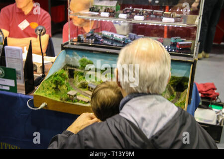 Londra, Regno Unito. 23 mar 2019. Alexandra Palace la stazione ferroviaria e la modellazione di mostrare il benvenuto a migliaia di visitatori per la sua ventinovesima anno Credito: Paolo Quezada-Neiman/Alamy Live News Foto Stock