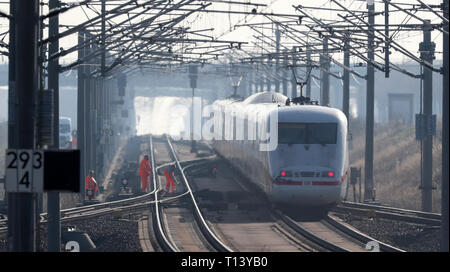 Leipzig, Germania. Xxi Mar, 2019. Il ghiaccio 696 passa Leipzig Airport sul suo modo da Frankfurt/Main a Kiel. Credito: Jan Woitas/dpa-Zentralbild/dpa/Alamy Live News Foto Stock