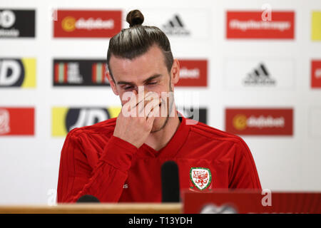 Cardiff, Regno Unito. 23 Mar, 2019. Gareth Bale del Galles reagisce e ride come egli parla alla stampa durante il Galles squadra di calcio conferenza stampa al Cardiff City Stadium di Cardiff, Galles del Sud sabato 23 marzo 2019. Il team si sta preparando per la loro UEFA EURO 2020 quailfier contro la Slovacchia domani. pic da Andrew Orchard/Alamy Live News Foto Stock