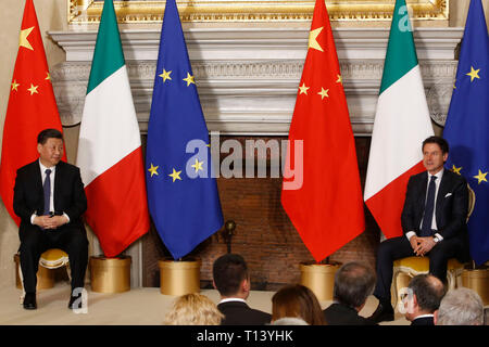 Roma, Italia. 23 marzo, 2019. Il presidente cinese Xi Jinping, sinistro e il Premier italiano Giuseppe Conte assistere alla cerimonia della firma di un memorandum sulla Via della Seta accordo economico, a Villa Madama. Credito: Riccardo De Luca immagini di aggiornamento/Alamy Live News Foto Stock