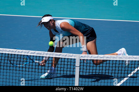 Marzo 22, 2019: Garbine Mugaruza, di Spagna, gioca contro Monica Niculescu, della Romania, durante un secondo round in abbinamento al 2019 Miami Open presentato da Itau professional tennis tournament, giocato all'Hardrock Stadium di Miami, Florida, Stati Uniti d'America. Mario Houben/CSM Foto Stock