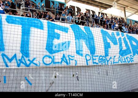 Chemnitz, Germania. 23 Mar, 2019. Calcio: Regionalliga Nordost, XXVI GIORNATA Chemnitzer FC - FSV Budissa Bautzen nello stadio di Gellertstrasse. Azione di Ultras Chemnitz 99 con un banner con la scritta: "12 minuti per il dodicesimo uomo'. Il blocco della ventola rimane vuota per i primi 12 minuti. Questo è destinato a costituire un esempio per la Peggy Schellenberger, Olaf Kadner, Massimiliano Glös e Thomas Laudeley, che sono stati licenziati da Chemnitzer FC. Credito: Harry Haertel/dpa-Zentralbild/dpa/Alamy Live News Foto Stock