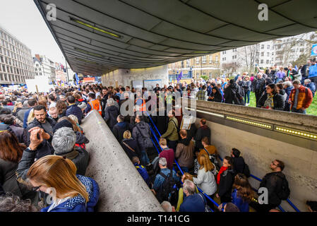 Londra, Regno Unito. Il 23 marzo 2019. Folle immense di Piccadilly da Green Park tube station. Migliaia di persone partecipano alla "metterlo al popolo marzo " marciando a Park Lane a Piazza del Parlamento su ciò che doveva essere di sei giorni prima che il Regno Unito era dovuto a lasciare l'UE, prima di una proroga per la data di partenza è stato dato. I dimostranti chiedono che il pubblico è dato un ultima parola su Brexit come supporto per il primo ministro del piano di ritiro continua a retrocedere. Credito: Stephen Chung / Alamy Live News Foto Stock