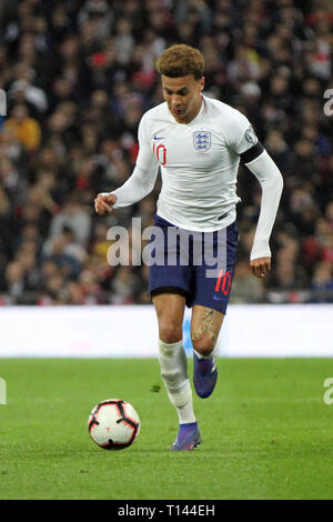 Londra, Regno Unito. 22 Mar, 2019. Il dele Alli di Inghilterra corre con la palla durante UEFA EURO 2020 qualifica del gruppo un match tra Inghilterra e Repubblica ceca a Wembley Stadium il prossimo 22 marzo 2019 a Londra, Inghilterra. (Foto di Mick Kearns/phcimages.com) Credit: Immagini di PHC/Alamy Live News Foto Stock