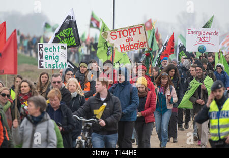 Erkelenz, Germania. 23 Mar, 2019. I cittadini partecipano in 'Star marzo dell'iniziativa' vicino al quartiere Keyenberg. Tutti i villaggi restano a favore della conservazione di cinque villaggi di reinsediamento a Garzweiler miniera a cielo aperto. Il villaggio si trova direttamente sul bordo della demolizione e del sito è quello di essere il primo a dare il via per le miniere a cielo aperto. Secondo la polizia quasi 4000 partecipanti sono attesi. Credito: Bernd Thissen/dpa/Alamy Live News Foto Stock