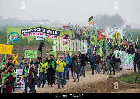 Erkelenz, Germania. 23 Mar, 2019. I cittadini prendono parte alla star marzo dell'iniziativa "tutti i villaggi restano' in prossimità del quartiere Keyenberg per la preservazione di cinque villaggi di reinsediamento presso la miniera a cielo aperto Garzweiler. Il villaggio si trova direttamente sul bordo della demolizione e del sito è quello di essere il primo a dare il via per le miniere a cielo aperto. Secondo la polizia quasi 4000 i partecipanti sono tenuti a prendere parte nel mese di marzo. Credito: Bernd Thissen/dpa/Alamy Live News Foto Stock