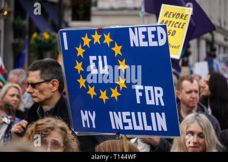 Londra, Regno Unito. 23 marzo, 2019. Migliaia di manifestanti partecipa al voto popolare marzo a Londra. Credito: Marcin Rogozinski/Alamy Live News Foto Stock