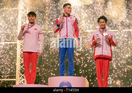 Birmingham, Inghilterra, Regno Unito. 23 Mar, 2019. Della Cina di Wei Sun (Argento), la Russia Nikita Nagornyy (oro) e del Giappone Kazuma Kaya (bronzo) durante uomini della premiazione, durante il 2019 Gymnastics World Cup, presso il Resort World Arena, Birmingham. Credito: Iain McGuinness/Alamy Live News Foto Stock