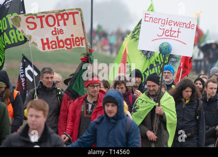 Erkelenz, Germania. 23 Mar, 2019. I cittadini prendono parte alla star marzo dell'iniziativa "tutti i villaggi restano' in prossimità del quartiere Keyenberg per la preservazione di cinque villaggi di reinsediamento presso la miniera a cielo aperto Garzweiler. Keyenberg giace direttamente sul bordo della demolizione sito e sarà il prossimo villaggio per dare modo per le miniere a cielo aperto. Secondo la polizia quasi 4000 i partecipanti sono attesi per il mese di marzo. Credito: Bernd Thissen/dpa/Alamy Live News Foto Stock