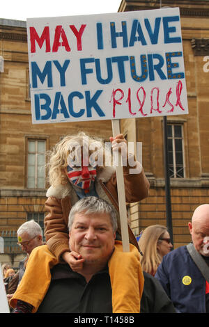 Londra, Regno Unito. 23 Mar, 2019. Un uomo e suo figlio tenere un banner di protesta durante il mese di marzo, dove almeno un milione di persone sono scese nelle strade di Londra per dimostrare per la revoca dell'articolo 50 e per consentire una votazione pubblica su Brexit. La dimostrazione segue il fallimento del governo a condurre la contea al di fuori dell'UE in quanto l'articolo 50 era stato firmato. Credito Foto: David mbiyu/Alamy Live News Credito: David mbiyu/Alamy Live News Foto Stock
