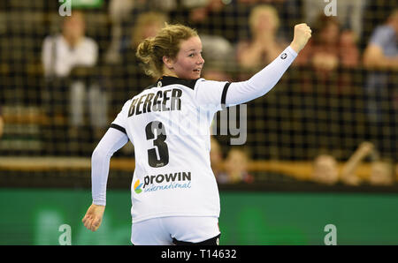 Oldenburg (Germania). 23 Mar, 2019. Pallamano, donne: Partita internazionale, Germania - Paesi Bassi nella pecora-Arena. Il tedesco Amelie Berger cheers su un obiettivo. Credito: Carmen Jaspersen/dpa/Alamy Live News Foto Stock