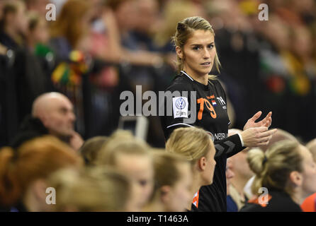 Oldenburg (Germania). 23 Mar, 2019. Pallamano, donne: Partita internazionale, Germania - Paesi Bassi nella pecora-Arena. La Dutch Estavana Polman è in attesa per la sua sostituzione. Credito: Carmen Jaspersen/dpa/Alamy Live News Foto Stock