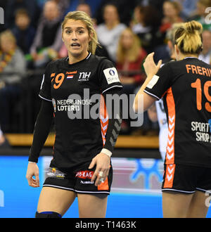 Oldenburg (Germania). 23 Mar, 2019. Pallamano, donne: Partita internazionale, Germania - Paesi Bassi nella pecora-Arena. La Dutch Estavana Polman fa contatto con l'arbitro. Credito: Carmen Jaspersen/dpa/Alamy Live News Foto Stock