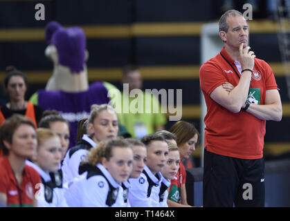 Oldenburg (Germania). 23 Mar, 2019. Pallamano, donne: Partita internazionale, Germania - Paesi Bassi nella pecora-Arena. Allenatore nazionale Henk Groener sorge a lato linea. Credito: Carmen Jaspersen/dpa/Alamy Live News Foto Stock