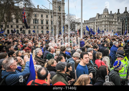 Londra, UK, 23 Mar 2019il "voto popolare marzo", a cui si fa riferimento anche come 'metterlo al popolo' marzo presso la piazza del Parlamento. Il mese di marzo, che ha visto la partecipazione di centinaia di migliaia, fa il suo modo attraverso il centro di Londra e termina con i discorsi da sostenitori e i politici in piazza del Parlamento, Westminster. Credito: Imageplotter/Alamy Live News Foto Stock