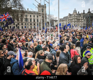 Londra, UK, 23 Mar 2019. Il "voto popolare marzo", a cui si fa riferimento anche come 'metterlo al popolo' marzo presso la piazza del Parlamento. Il mese di marzo, che ha visto la partecipazione di centinaia di migliaia, fa il suo modo attraverso il centro di Londra e termina con i discorsi da sostenitori e i politici in piazza del Parlamento, Westminster. Credito: Imageplotter/Alamy Live News Foto Stock