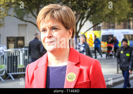 Londra, Regno Unito. 23 Mar, 2019. Scottish Primo Ministro Nicola storioni. Il "voto popolare marzo", a cui si fa riferimento anche come 'metterlo al popolo' marzo presso la piazza del Parlamento. Il mese di marzo, che ha visto la partecipazione di centinaia di migliaia, fa il suo modo attraverso il centro di Londra e termina con i discorsi da sostenitori e i politici in piazza del Parlamento, Westminster. Credito: Imageplotter/Alamy Live News Foto Stock