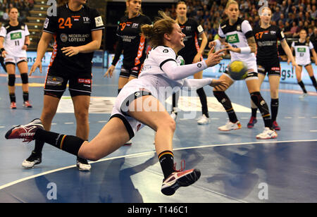 Oldenburg (Germania). 23 Mar, 2019. Pallamano, donne: Partita internazionale, Germania - Paesi Bassi nella pecora-Arena. Il tedesco Amelie Berger prevale nel cerchio. Credito: Carmen Jaspersen/dpa/Alamy Live News Foto Stock