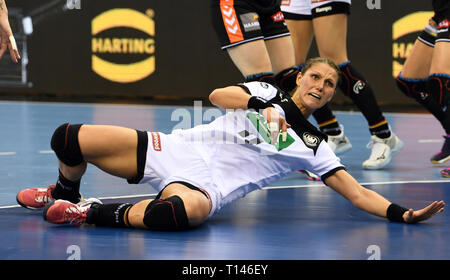 Oldenburg (Germania). 23 Mar, 2019. Pallamano, donne: Partita internazionale, Germania - Paesi Bassi nella pecora-Arena. Il tedesco Xenia Smits è verso il basso. Credito: Carmen Jaspersen/dpa/Alamy Live News Foto Stock