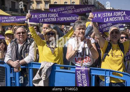 Barcellona, in Catalogna, Spagna. 23 Mar, 2019. Diverse persone sono visti tenendo cartelloni per la forza delle donne durante l'evento.convocata da Crida una les dones republicanes (Chiamata al repubblicano di donne) circa 300 persone hanno preso parte a questo atto di omaggio alla independentistas donne che servono le pene detentive, rappresaglie o in esilio. Credito: Paco Freire SOPA/images/ZUMA filo/Alamy Live News Foto Stock