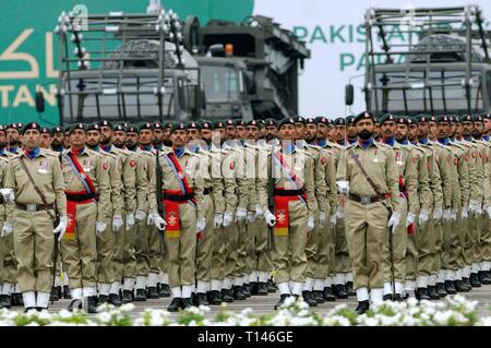 Islamabad, Pakistan. 23 Mar, 2019. I militari pakistani stand in formazione durante il giorno della Repubblica parade di Islamabad, la capitale del Pakistan, 23 marzo 2019. Il Pakistan osservato la sua 79ª Repubblica nella giornata di sabato e le giurò per raggiungere l'obiettivo di riformare il paese in uno stato di benessere, secondo la commemorazione dei messaggi da parte del paese di leadership superiore. Credito: Ahmad Kamal/Xinhua/Alamy Live News Foto Stock