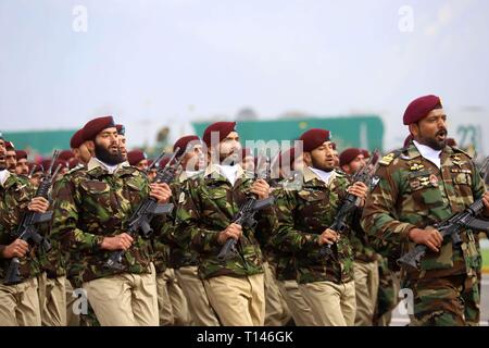 Islamabad, Pakistan. 23 Mar, 2019. I militari pakistani marzo durante il giorno della Repubblica parade di Islamabad, la capitale del Pakistan, 23 marzo 2019. Il Pakistan osservato la sua 79ª Repubblica nella giornata di sabato e le giurò per raggiungere l'obiettivo di riformare il paese in uno stato di benessere, secondo la commemorazione dei messaggi da parte del paese di leadership superiore. Credito: Ahmad Kamal/Xinhua/Alamy Live News Foto Stock