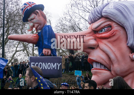 Londra, Regno Unito. Il 23 marzo 2019. Più di un milione di persone sono stimati per avere preso parte nel mese di marzo per un voto popolare oggi da Park Lane a Piazza del Parlamento a Londra. La fotografia mostra il Theresa Maggio naso galleggiante realizzato da Jacques Tilly per il carnevale di Dusseldorf e portato dal pro rimangono organizzazione bandiera UE Mafia. UrbanImages-News/Alamy Live News Foto Stock