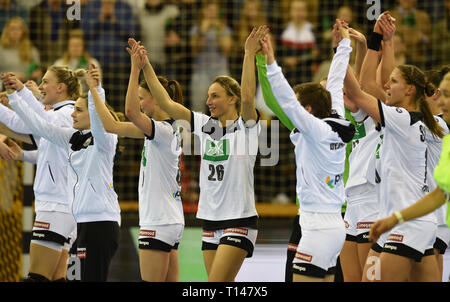 Oldenburg (Germania). 23 Mar, 2019. Pallamano, donne: Partita internazionale, Germania - Paesi Bassi nella pecora-Arena. Il team tedesco celebra la vittoria stretta con i tifosi. Credito: Carmen Jaspersen/dpa/Alamy Live News Foto Stock