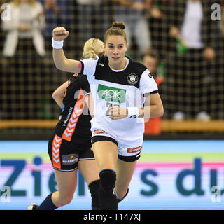 Oldenburg (Germania). 23 Mar, 2019. Pallamano, donne: Partita internazionale, Germania - Paesi Bassi nella pecora-Arena. Il tedesco Emily Bölk celebra un obiettivo di successo. Credito: Carmen Jaspersen/dpa/Alamy Live News Foto Stock