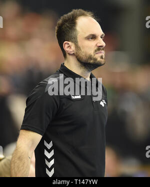 Oldenburg (Germania). 23 Mar, 2019. Pallamano, donne: Partita internazionale, Germania - Paesi Bassi nella pecora-Arena. Allenatore olandese Emmanuel Mayonnade gesti sul margine. Credito: Carmen Jaspersen/dpa/Alamy Live News Foto Stock