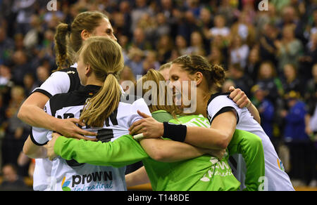 Oldenburg (Germania). 23 Mar, 2019. Pallamano, donne: Partita internazionale, Germania - Paesi Bassi nella pecora-Arena. Il Tedesco donne il tifo per il portiere Lea Rüther circa la vittoria. Credito: Carmen Jaspersen/dpa/Alamy Live News Foto Stock