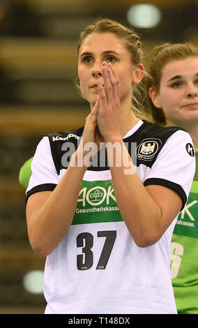 Oldenburg (Germania). 23 Mar, 2019. Pallamano, donne: Partita internazionale, Germania - Paesi Bassi nella pecora-Arena. Il tedesco Alicia Stolle grazie al pubblico dopo la vittoria. Credito: Carmen Jaspersen/dpa/Alamy Live News Foto Stock