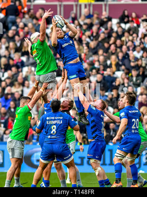 Saraceni Jackson Wray prende la linea fuori la sfera durante l'Aviva Premiership match tra Saraceni e arlecchini presso il London Stadium, Queen Elizabeth Olympic Park , Londra, Inghilterra il 23 marzo 2019. Foto di Phil Hutchinson. Solo uso editoriale, è richiesta una licenza per uso commerciale. Nessun uso in scommesse, giochi o un singolo giocatore/club/league pubblicazioni. Foto Stock